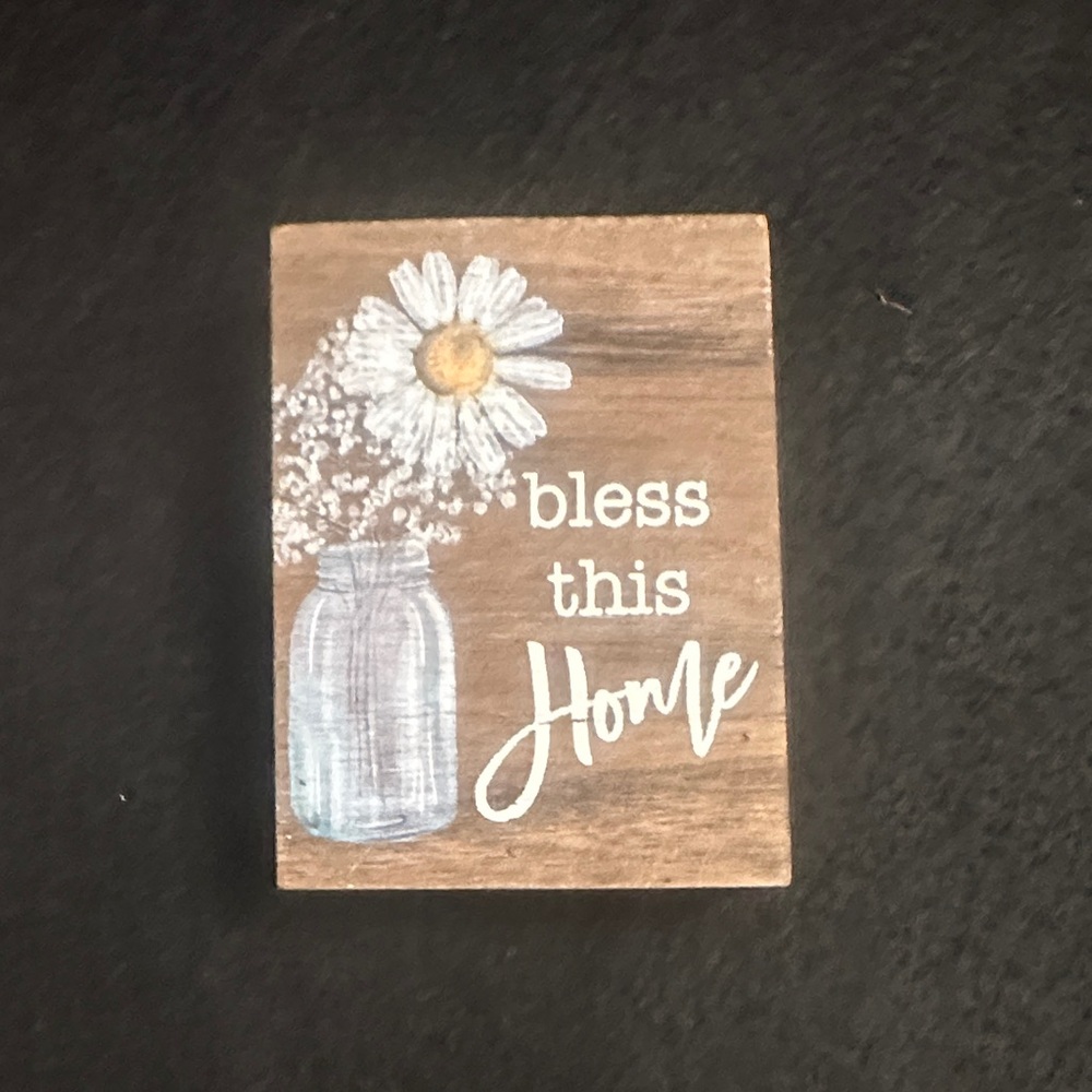 Rustic Brown Wall Decor with White Daisy Design